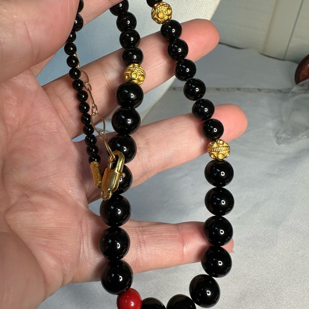 Black onyx and gold bead necklace - Picture 7 of 7